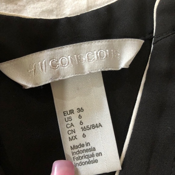 Airy sleeveless top - Picture 2 of 3